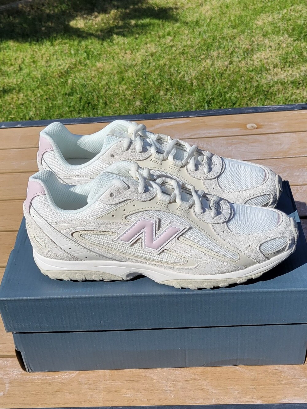 Women's 8.5, New Balance 204L white & pink sneakers. New in box. U204L5WW